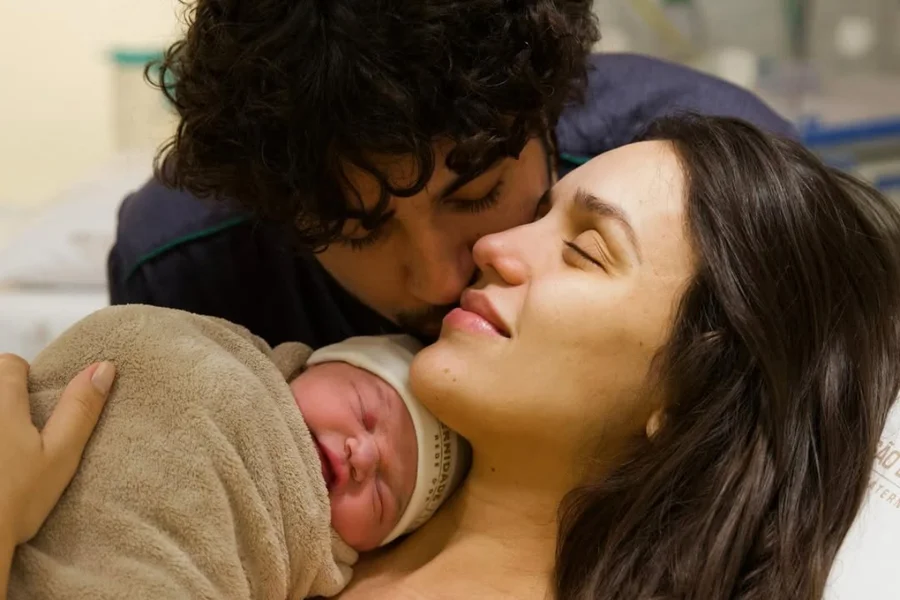 O cantor Nattan e Rafa Kalliman anunciaram o nascimento da filha Zuza