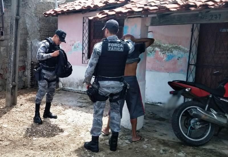 A farmácia fica localizada no Centro da cidade e o acusado sempre furtava itens de perfumaria