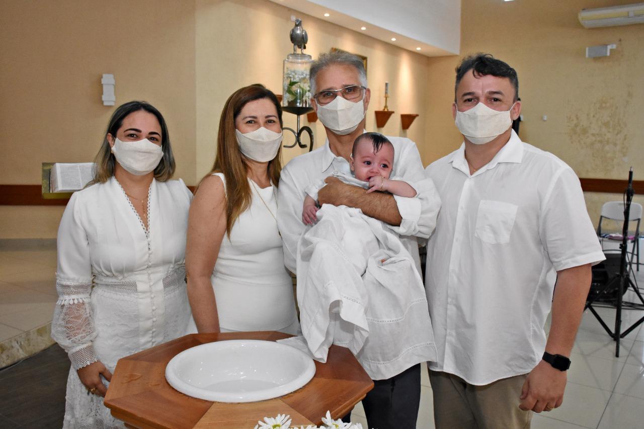 Os padrinhos de Claudio Bento, Cláudia Claudino e Marcolino Rio Lima, esbanjando felicidade, ladeados pelos pais do pequeno, Giza Meneses e Marques Neto.