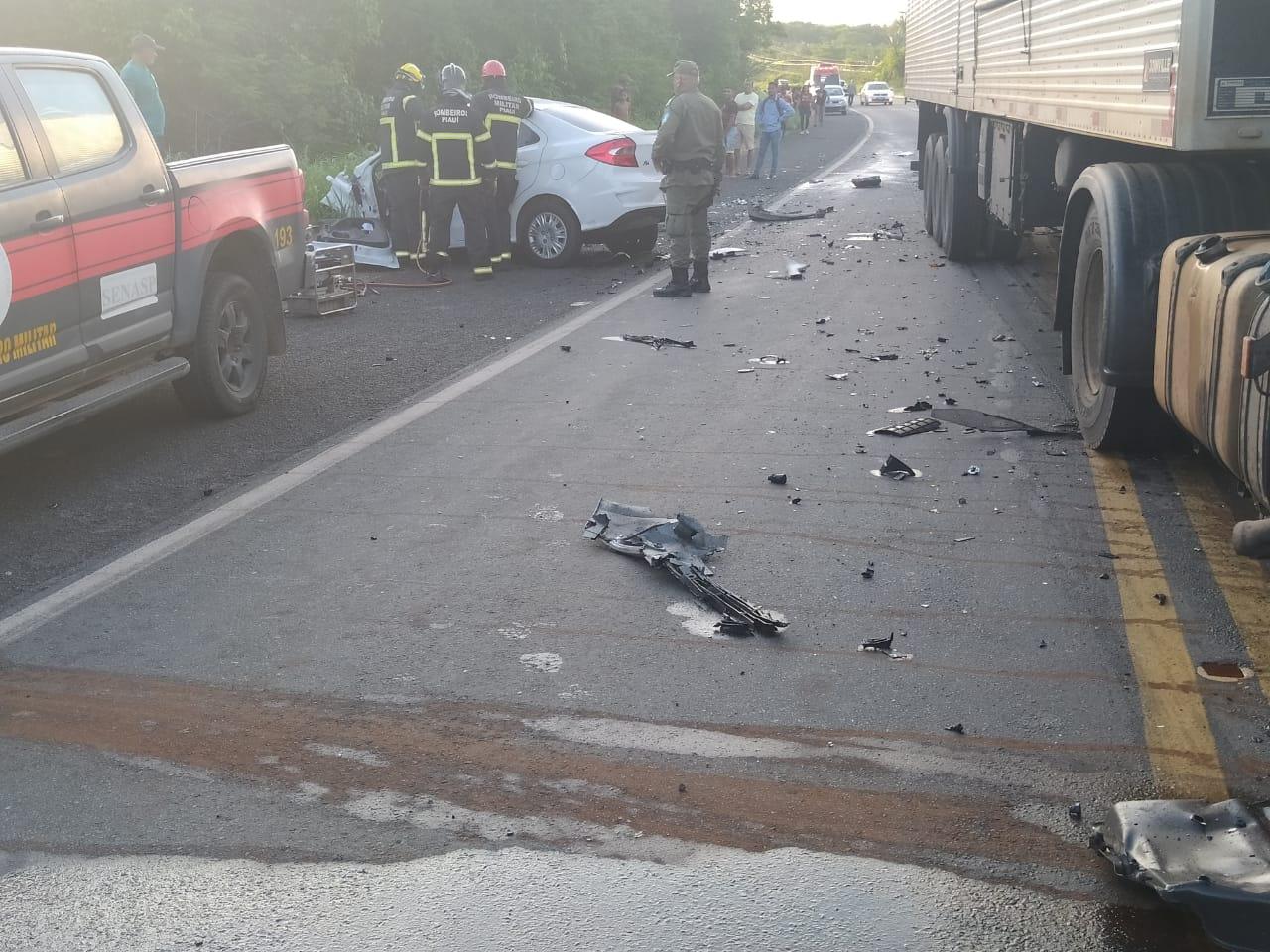 Médico morre na colisão entre carro e caminhão