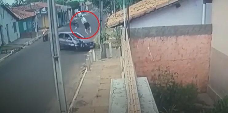 Motociclista foi arremessada a uma altura considerável