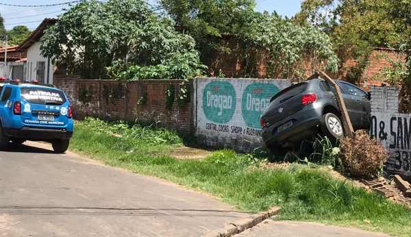 Mulher perde controle do veículo, bate em muro e atropela duas pessoas