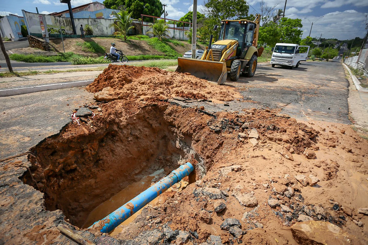 Equipes da Águas de Teresina realizam manutenção emergencial em adutora rompida após fortes chuvas na zona Sul da capital.