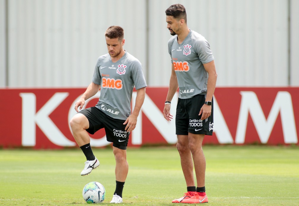 Ramiro e Léo Santos são dois dos dez infectados pela Covid-19 no Corinthians