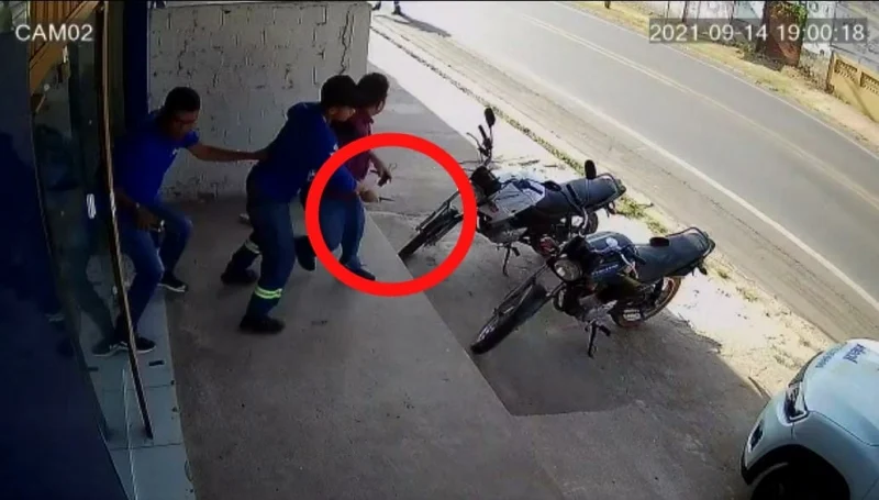 Homem com uma faca tentar matar funcionário de operadora