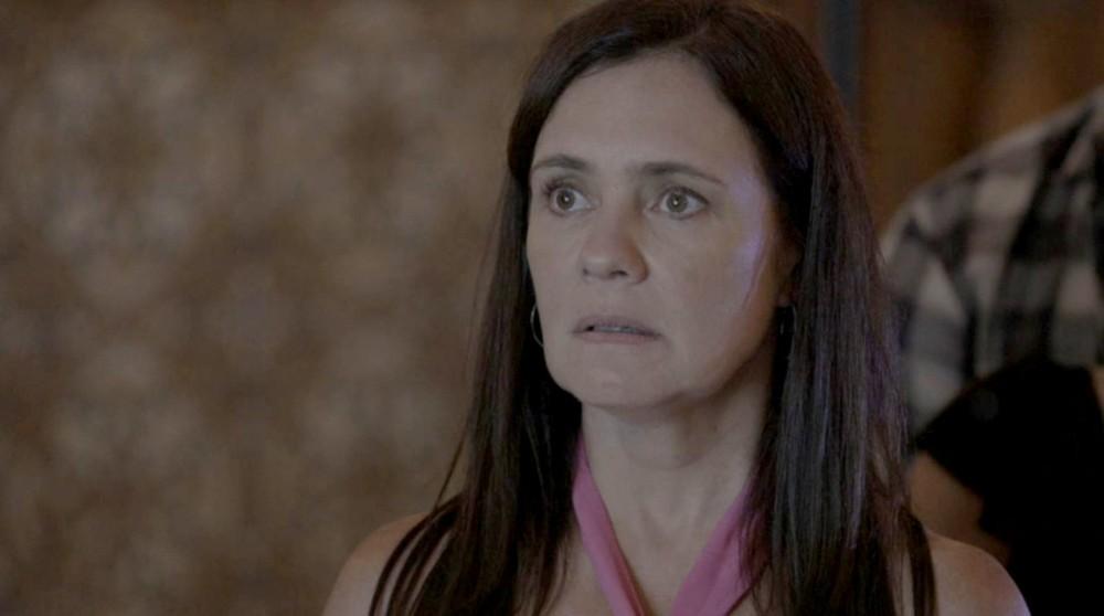 Thelma se assusta ao ver foto de Domênico em 'Amor de Mãe'
