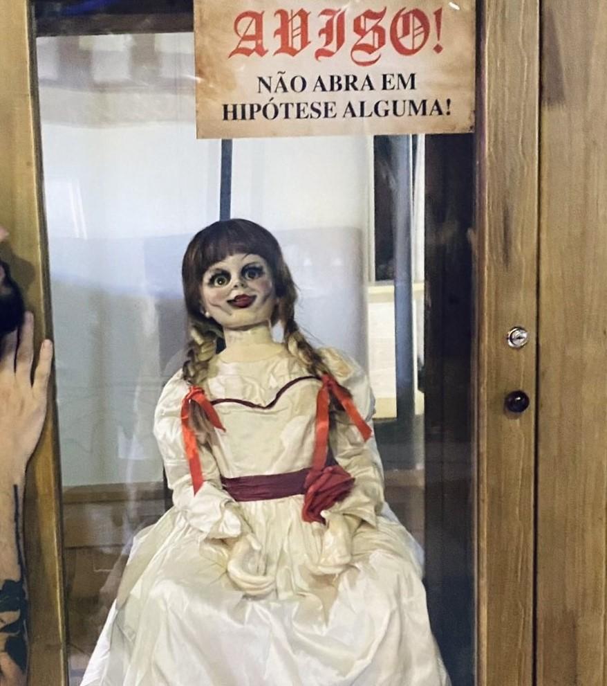 Boneca estava trancada em vitrine de vidro e madeira