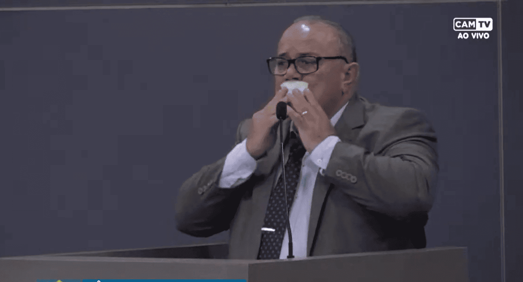 Antônio José Lira põe esparadrapo na boca e ironiza vereador Ismael Silva