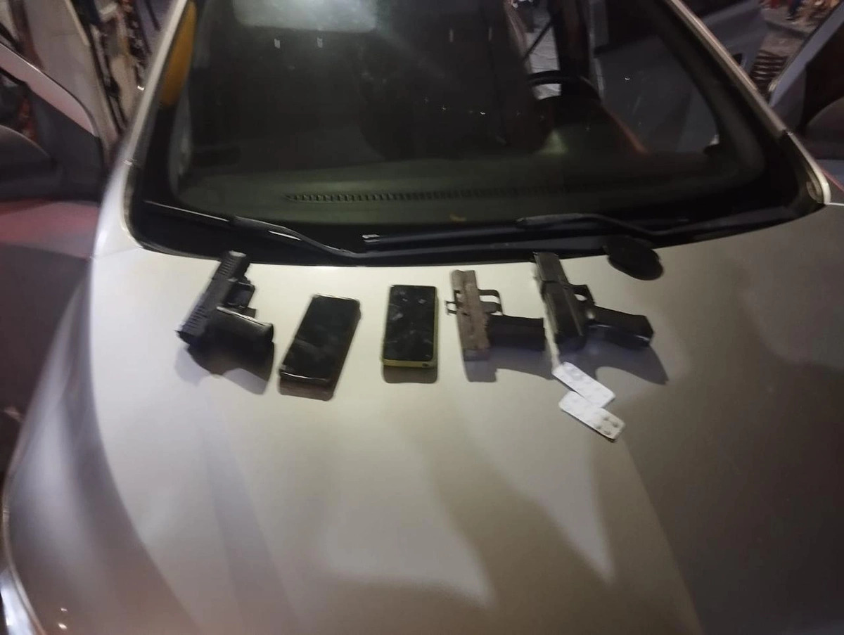 Policiais apreenderam dois simulacros de pistola, uma arma artesanal, quatro celulares e dois cordões de prata.
