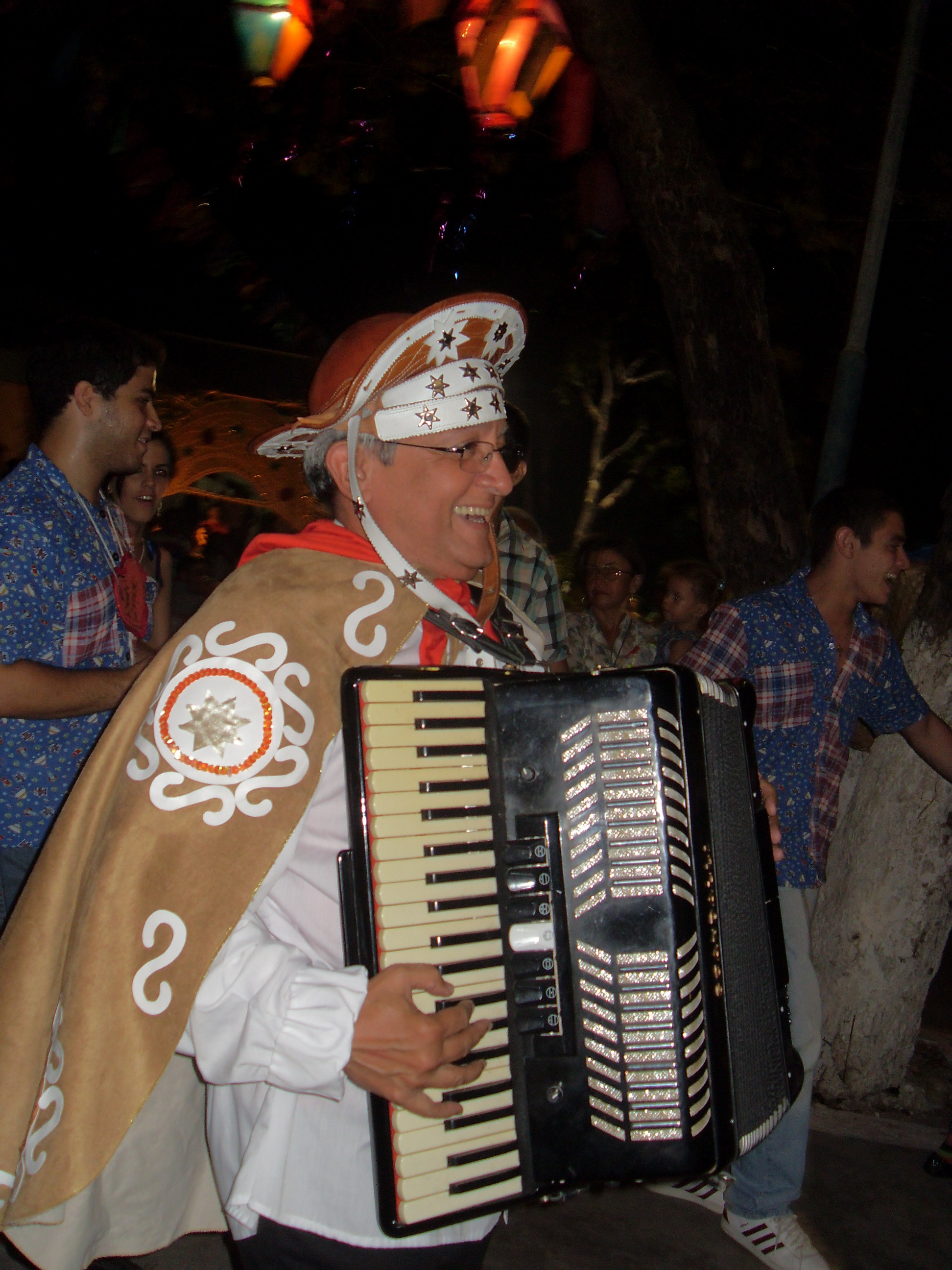 Padre Tony Batista comemorando em arraiá