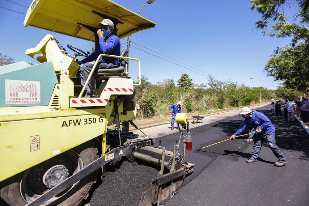 Obra de asfaltamento em Teresina