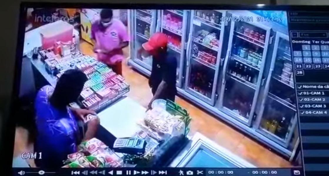 Assaltantes usaram facão para intimidar vendedor