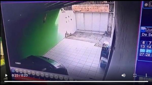 Bandidos invadiram casa e levaram até o cachorro da família