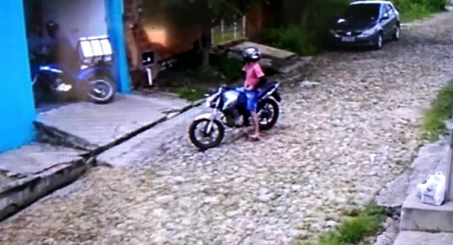 Momento em que o suspeito puxa a arma