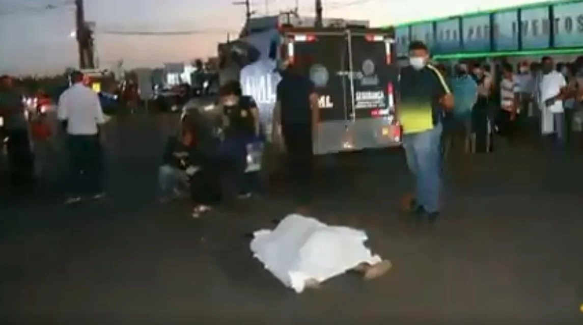 Homem correu nu pela avenida e foi atropelado