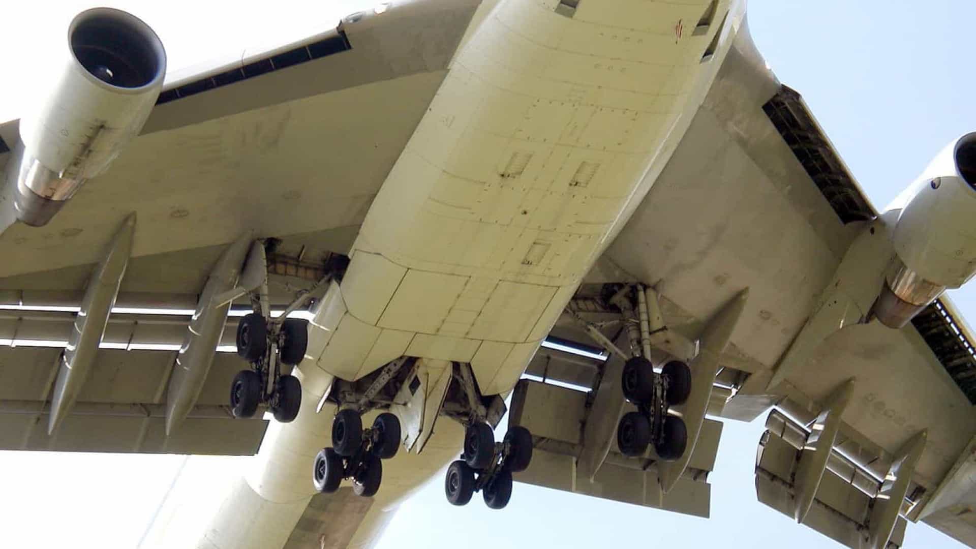 Homem cai de avião