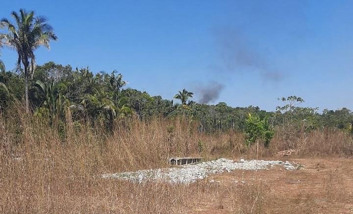 Fumaça do impacto da queda do avião é visível de longe
