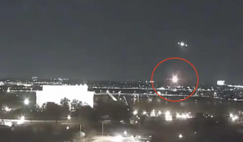 Momento em que avião comercial e helicóptero militar colidem nos EUA