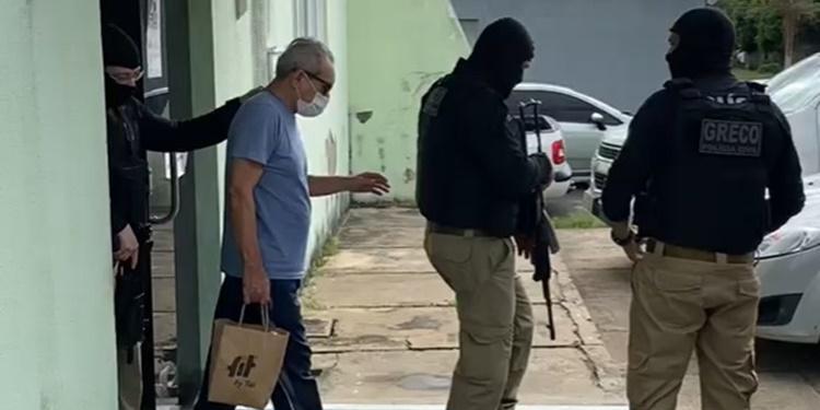 Arimateia Azevedo sendo encaminhado à Penitenciária Irmão Guido