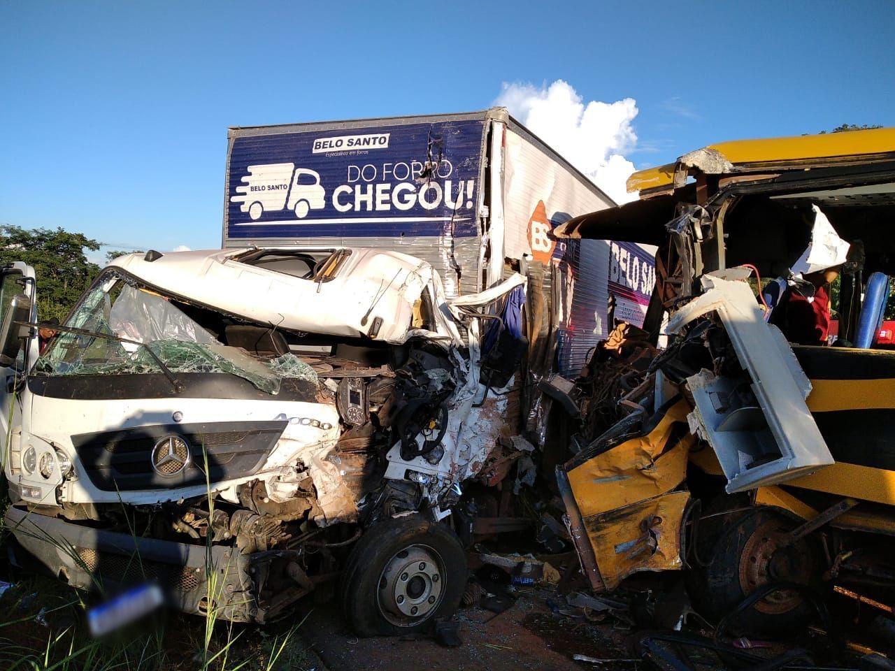 Colisão entre ônibus escolar, caminhão e Hilux deixa feridos na BR 135