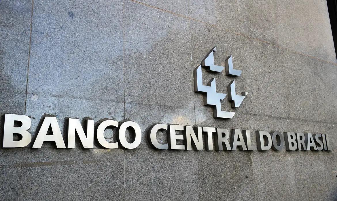 BC avalia subir juros com alta do dólar e gastos públicos