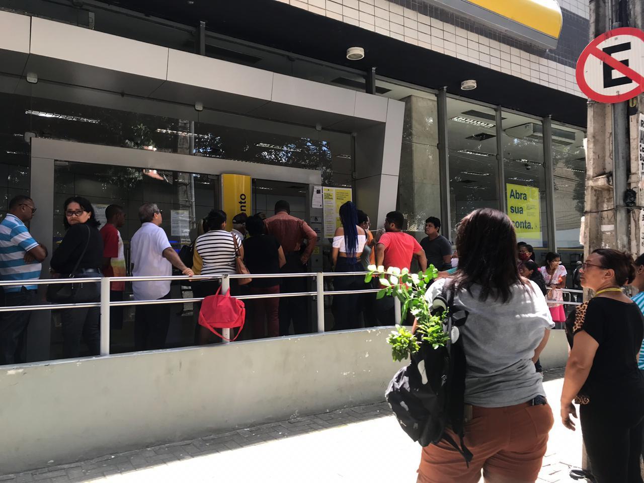Filas em bancos de Teresina