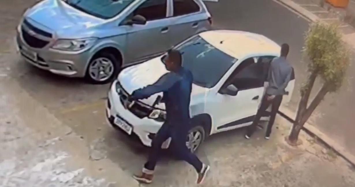Criminosos chegaram em um carro