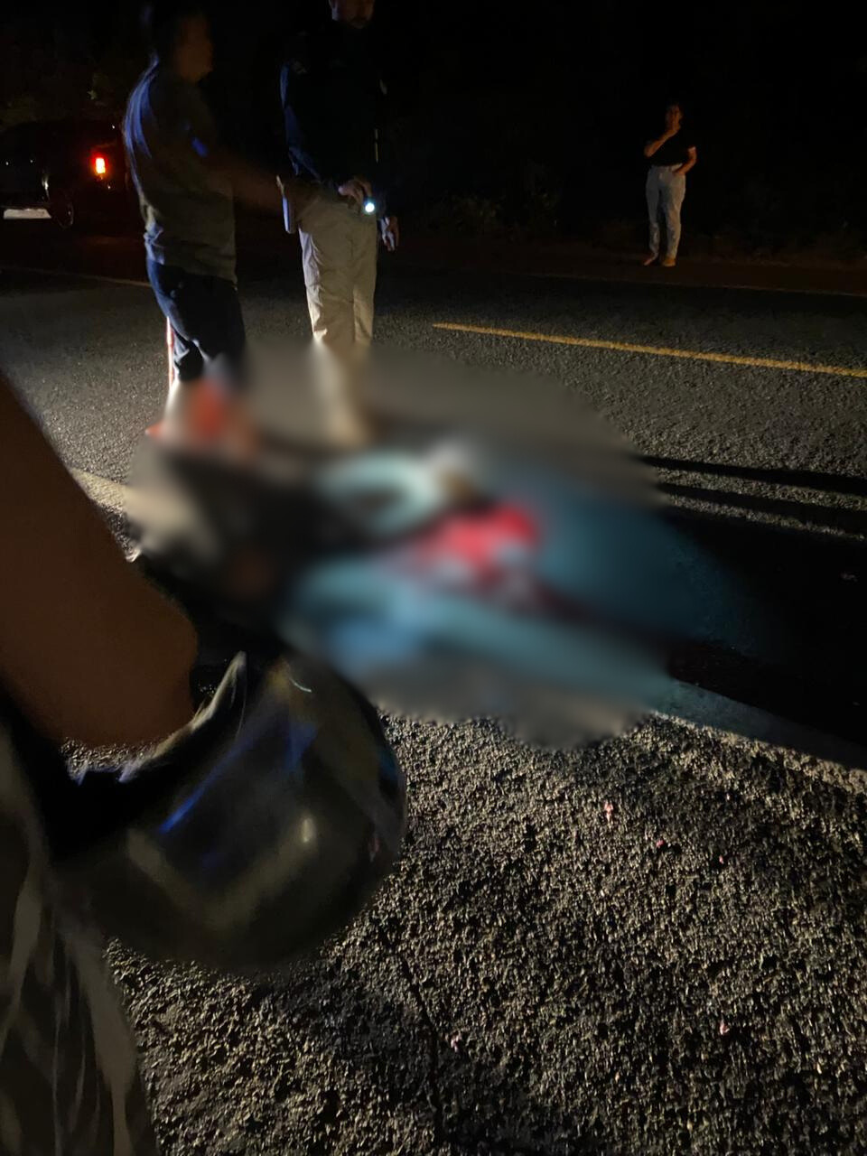 Homem que estava deitado na pista é atropelado