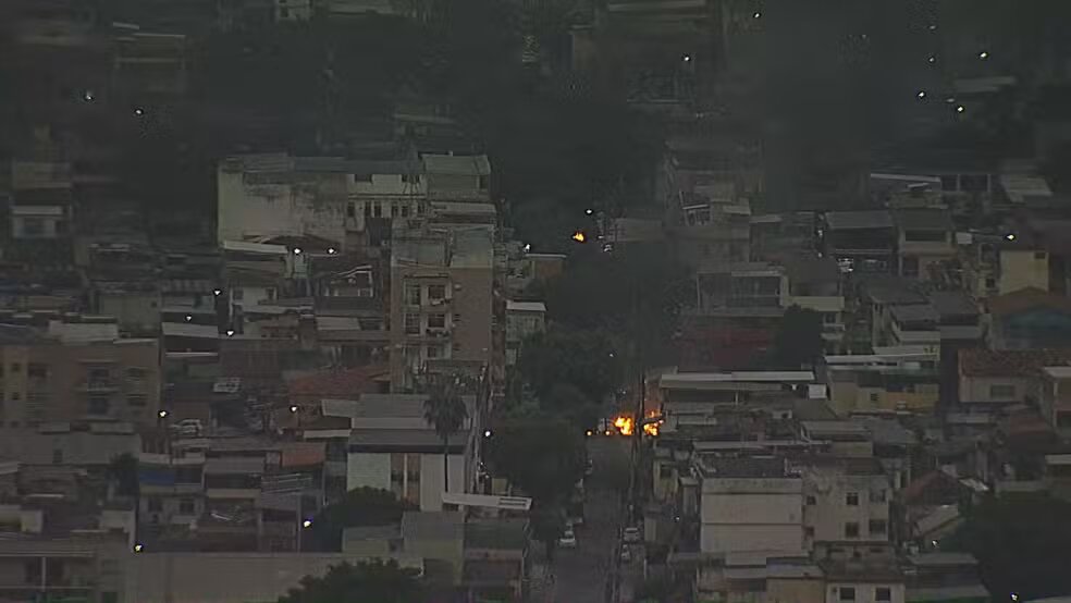 Barricadas em chamas no Complexo da Penha