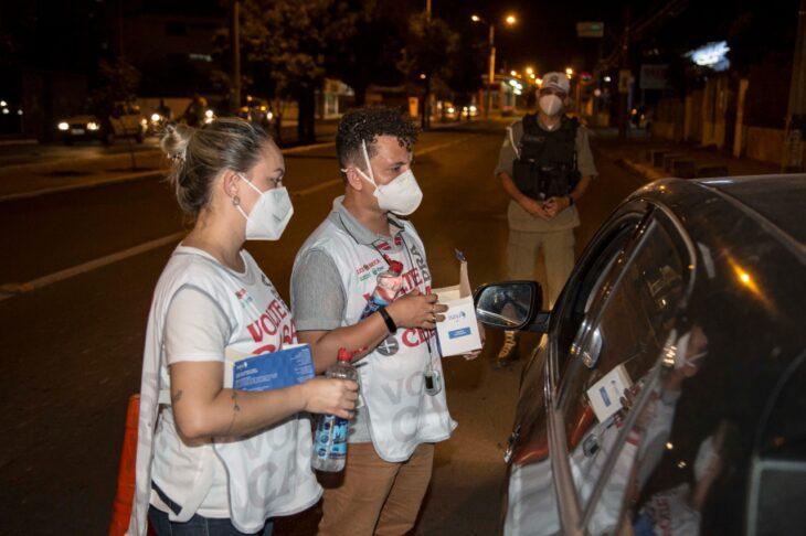 Blitz educativa conscientiza população sobre cuidados de prevenção ao coronavírus