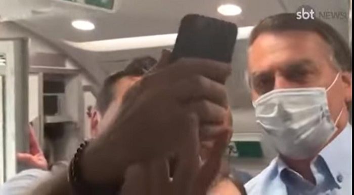 Bolsonaro chegou de surpresa em voo comercial e foi hostilizado