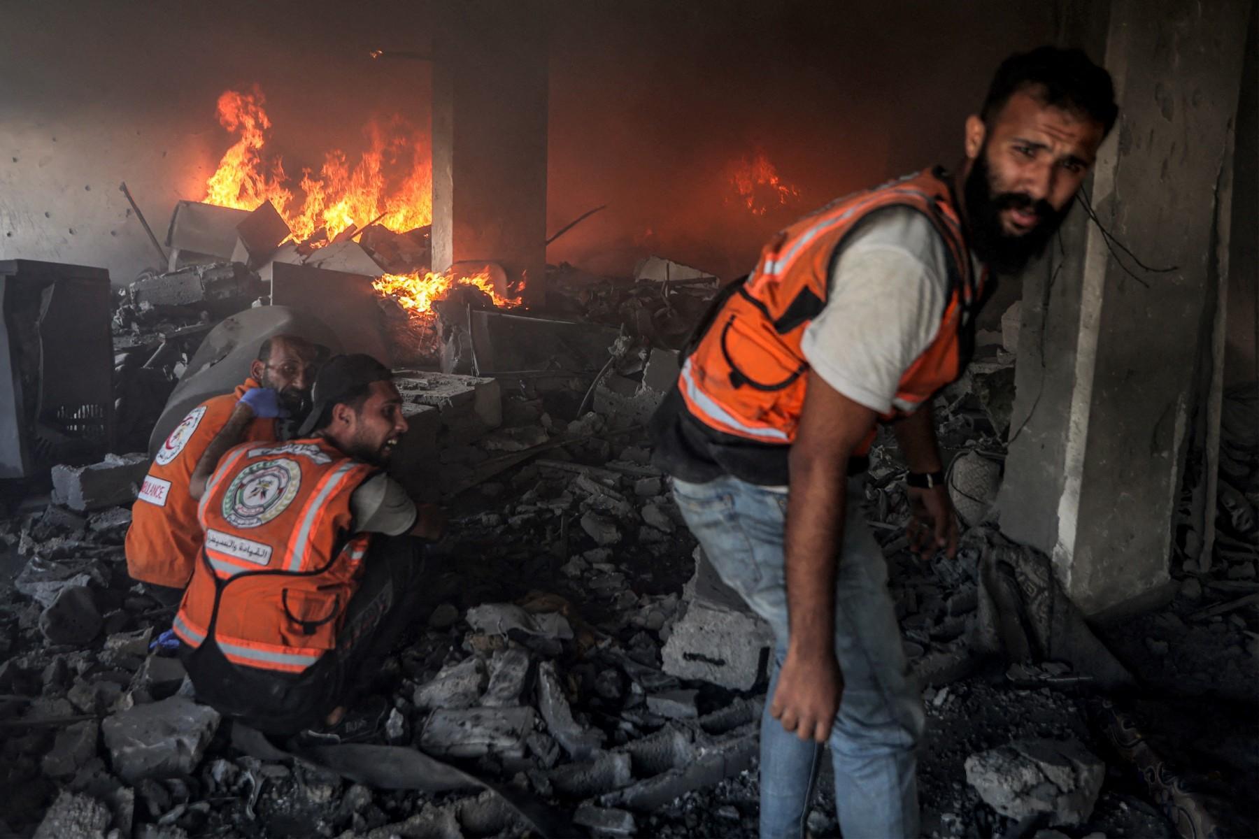 Defesa civil palestina combate incêndio causado por bombas israelenses