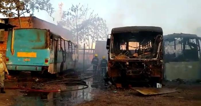 Bombeiros contiveram as chamas na oficina