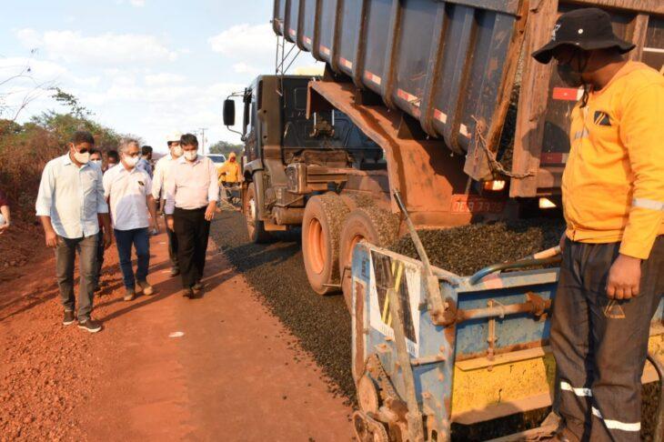Wellington visita obras da rodovia que liga Picos à zona rural