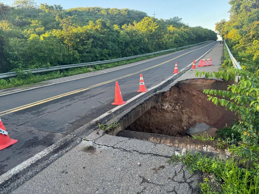 Cratera se abre e causa interdição na BR-343, entre Buriti dos Lopes e Parnaíba