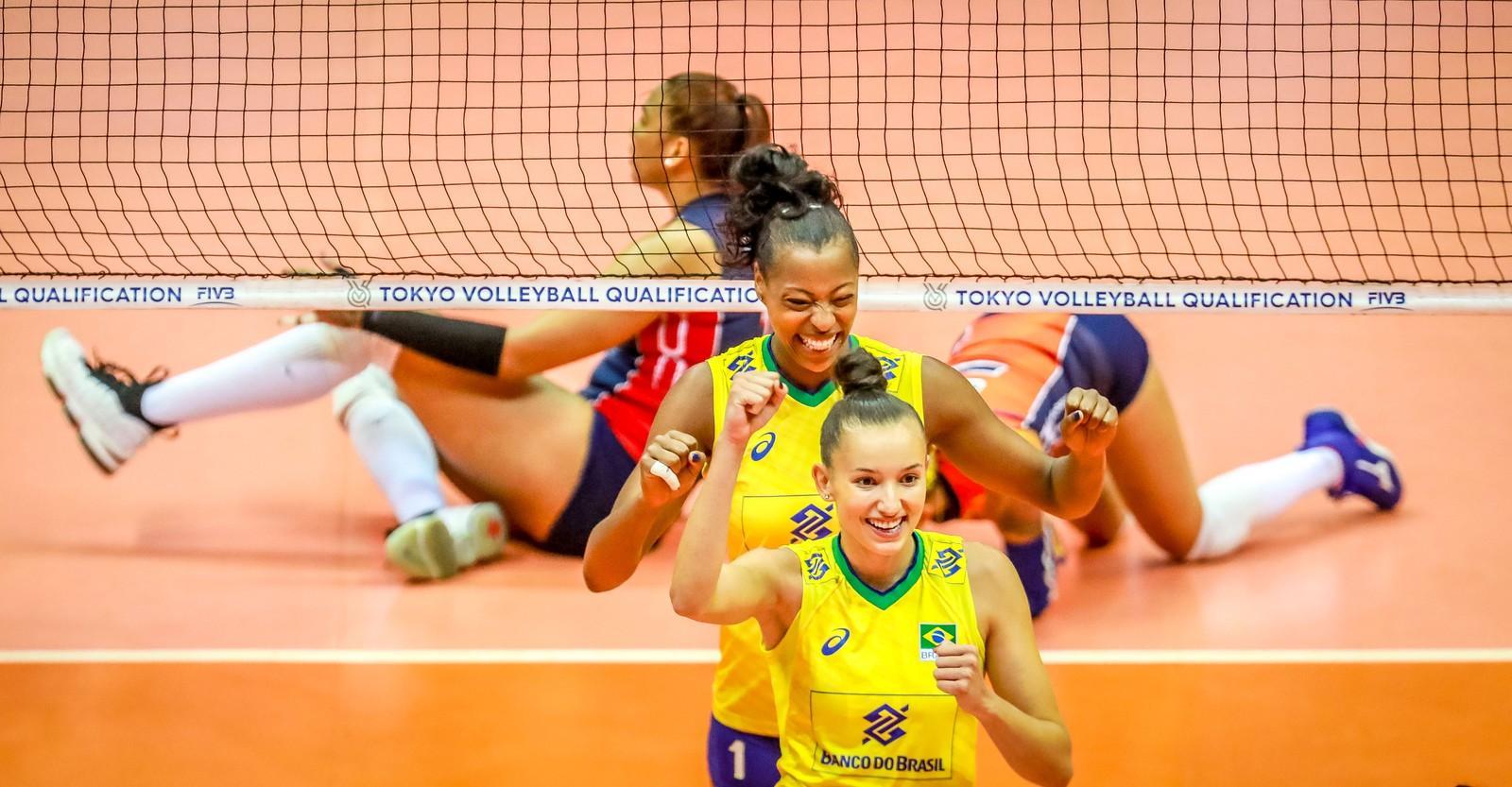 Jogadoras da seleção brasileira de volei comemoram ponto
