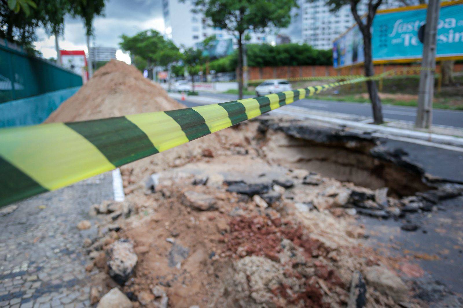 Cratera na avenida Jóquei Clube interdita via nos dois sentidos e provoca transtornos no trânsito em Teresina