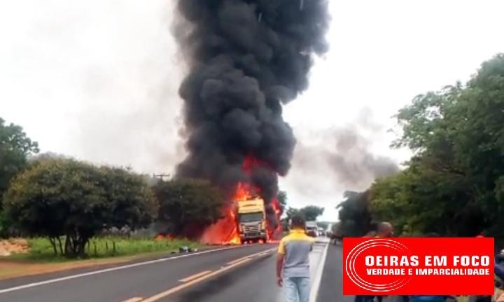 Caminhão pegou fogo e atingiu casa