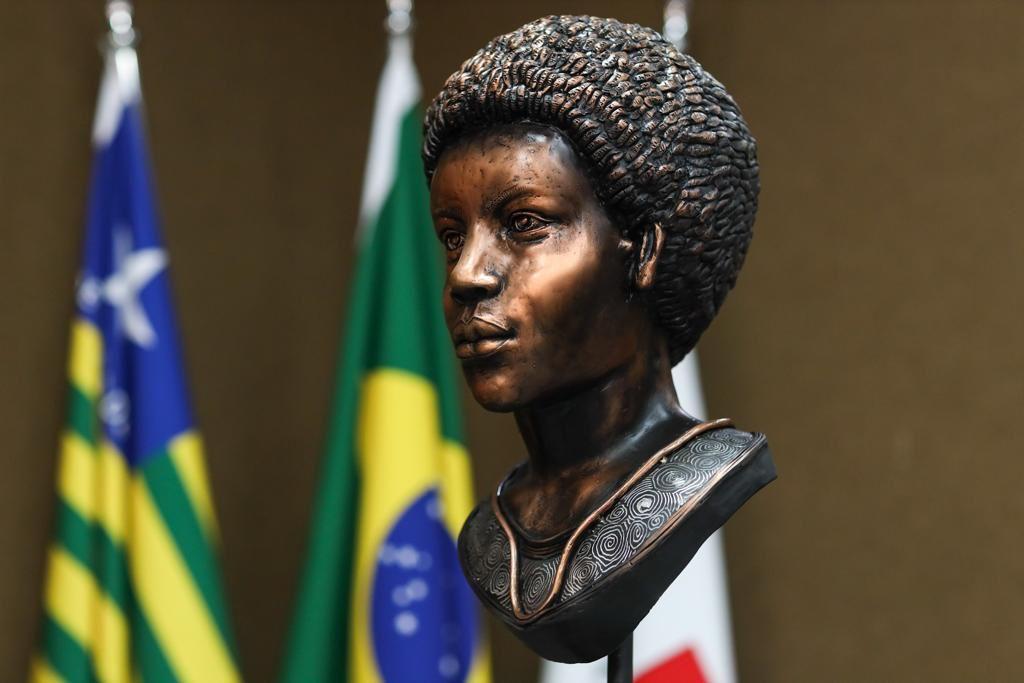 Busto Esperança Garcia