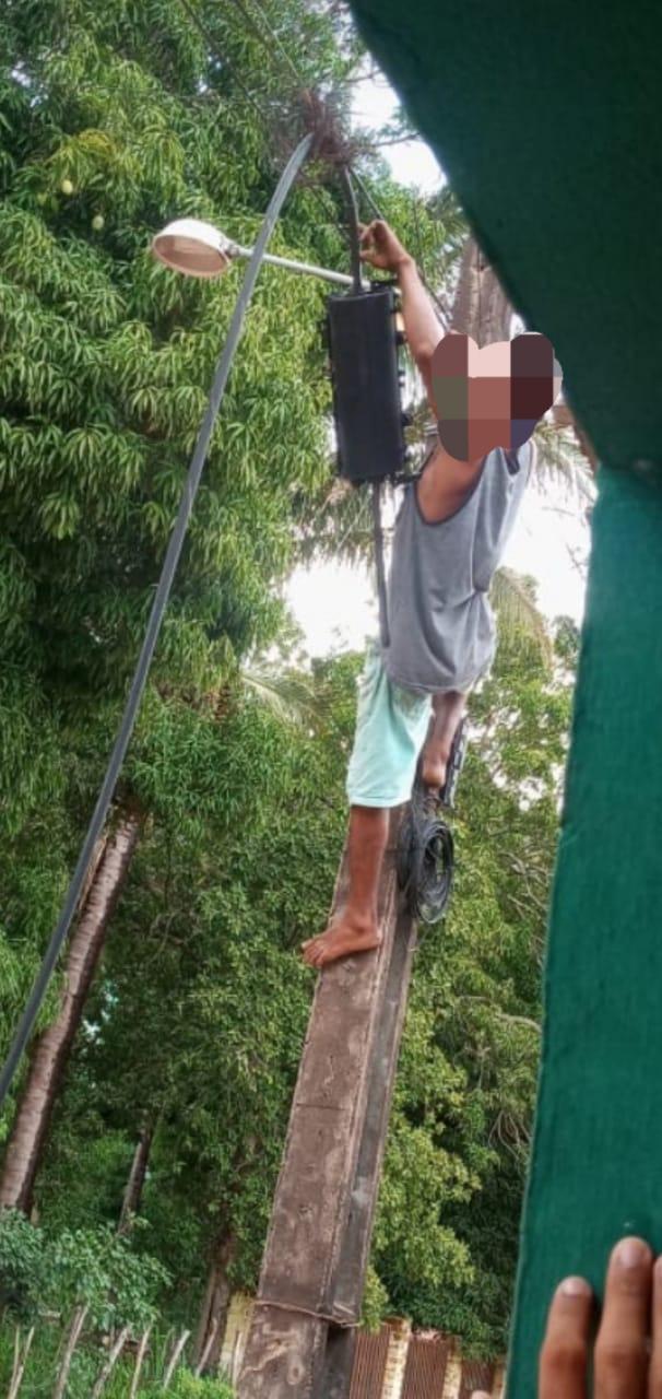 Flagrante de homem que roubava cabos de telefone