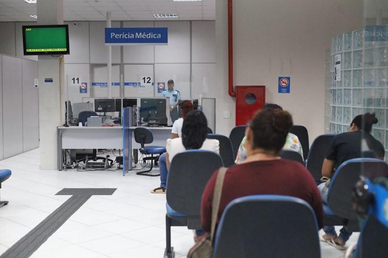 Pessoas aguardando atendimento para perícia médica no INSS