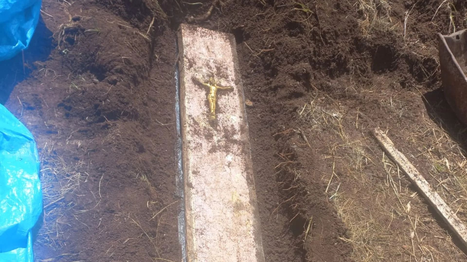 Caixão com ossada é descoberto em casa recém-alugada