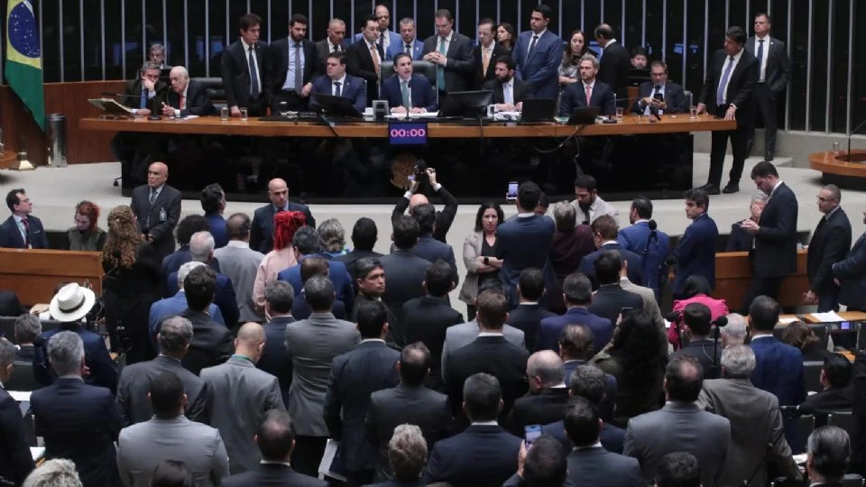Câmara aprova "anistia" a golpistas; Bolsonaro será beneficiado