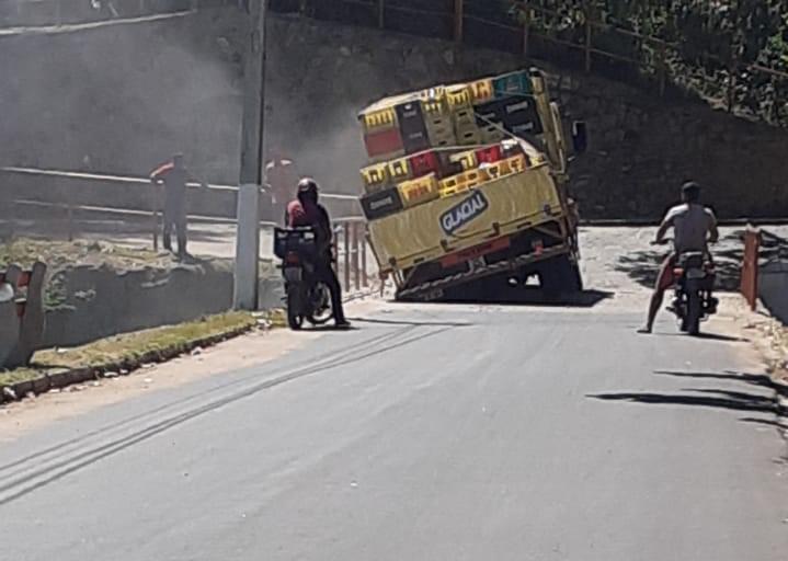 Caminhão carregado de cerveja ficou com a roda presa ao tentar atravessar a ponte sobre o sangradouro do açude de Água Branca