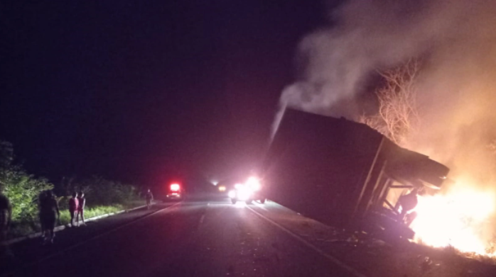 Acidente com caminhão e ambulância