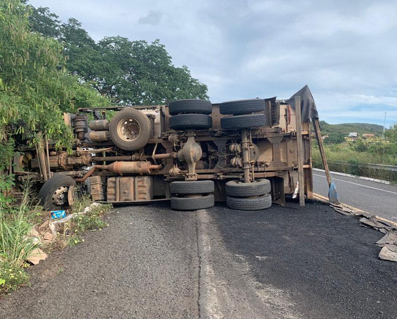 Caminhão tomba e deixa BR 136 parcialmente interditada
