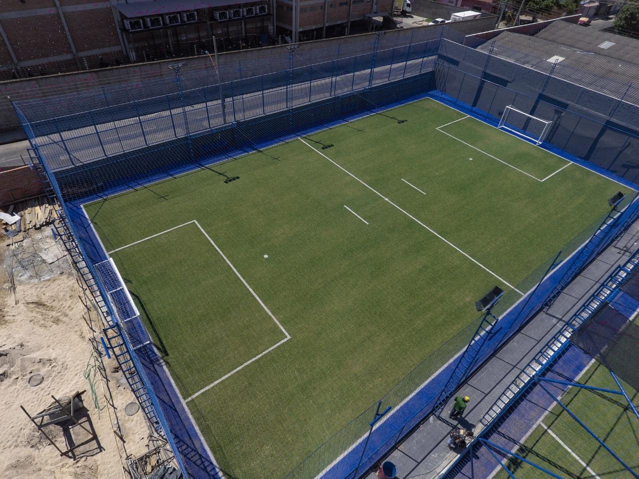 Grama do campo do complexo esportivo é feito com cera da carnaúba e dá aspecto mais real ao gramado