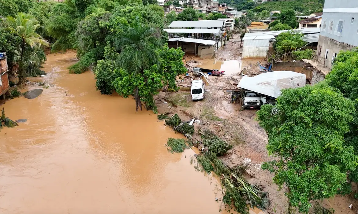 Foram registradas inundações e ruas alagadas, com prejuízos para casas e comércios