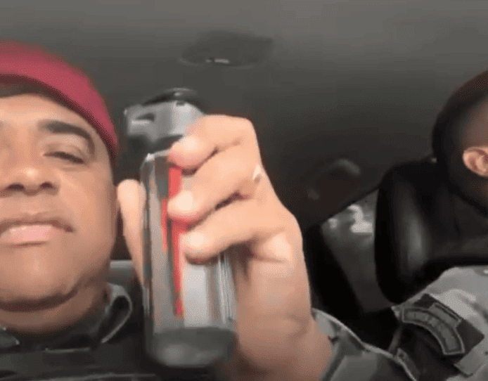 Subcomandante joga spray de pimenta dentro de viatura como "teste de resistência"