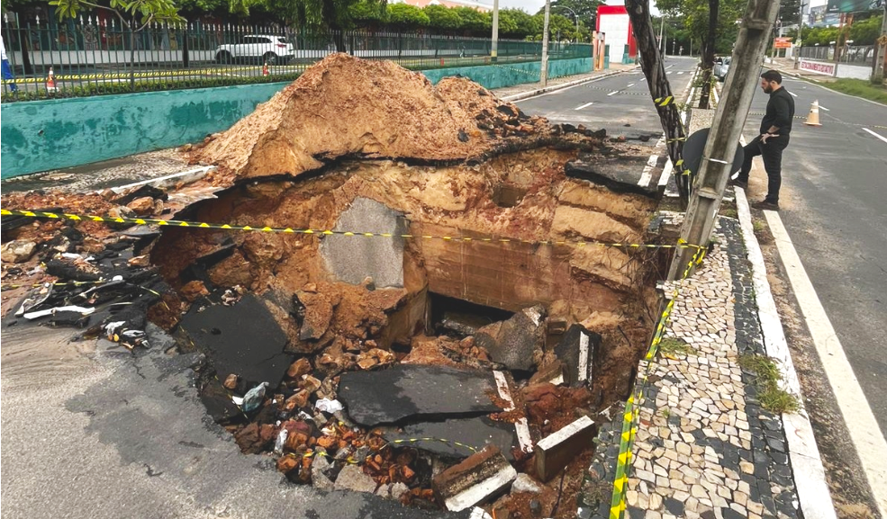 Cratera na Avenida Jóquei Clube interdita trecho importante da zona Leste de Teresina há mais de uma semana.